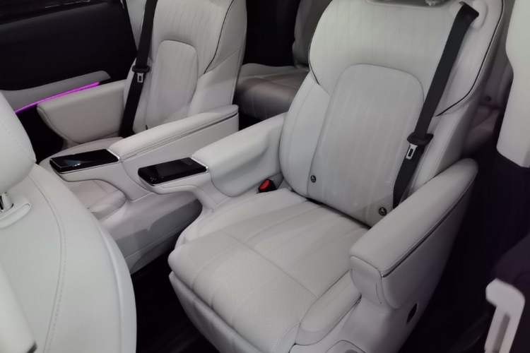 Used VOYAH Dream 2025 EV Four-Wheel-Drive Flagship Qiankun Version Left Rear Seat