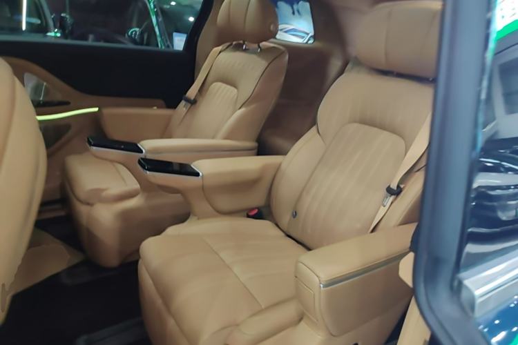 Used VOYAH Dream 2025 PHEV Four-Wheel-Drive Flagship Kunpeng Edition Left Rear Seat