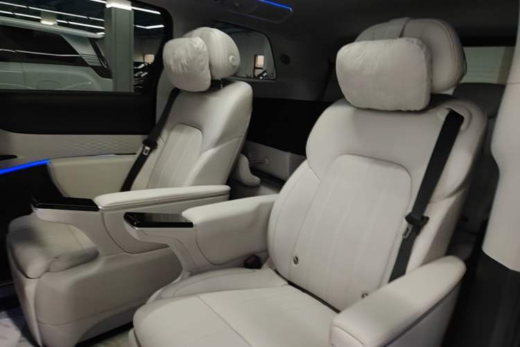 Used VOYAH Dream 2025 PHEV Four-Wheel Drive Excellence Kunpeng Edition Left Rear Seat