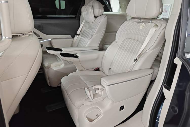 Used VOYAH Dream 2025 PHEV Four-Wheel-Drive Flagship Kunpeng Edition Left Rear Seat
