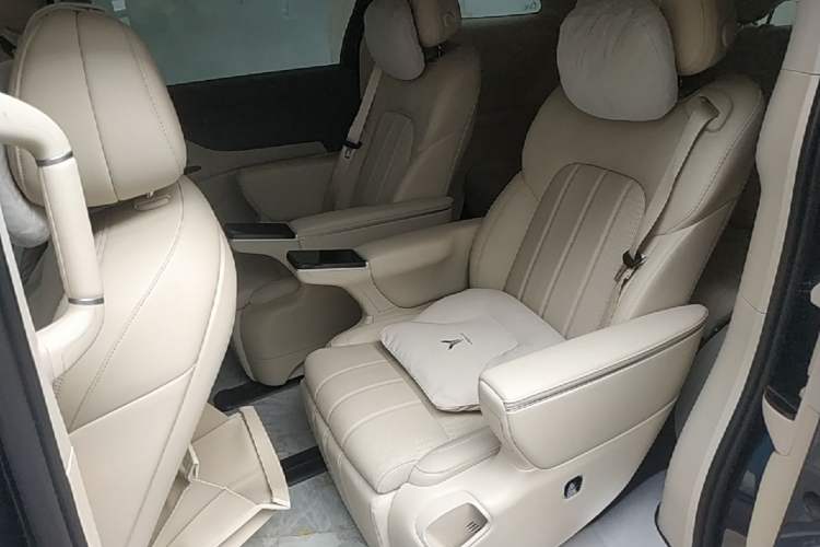 Used VOYAH Dream 2025 PHEV Four-Wheel Drive Prestige Kunpeng Edition Left Rear Seat