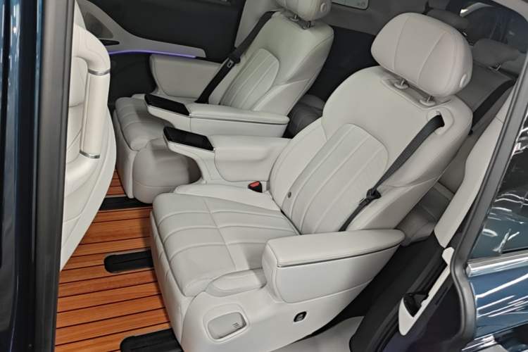 Used VOYAH Dream 2025 PHEV Four-Wheel Drive Prestige Kunpeng Edition Left Rear Seat