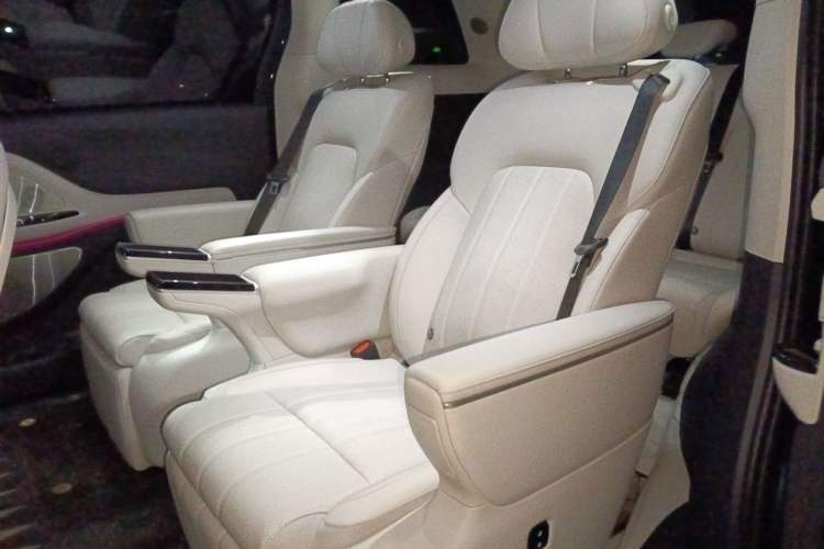 Used VOYAH Dream 2025 PHEV Four-Wheel Drive Prestige Kunpeng Edition Left Rear Seat