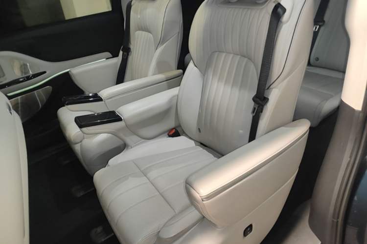 Used VOYAH Dream 2025 PHEV Four-Wheel-Drive Flagship Kunpeng Edition Left Rear Seat