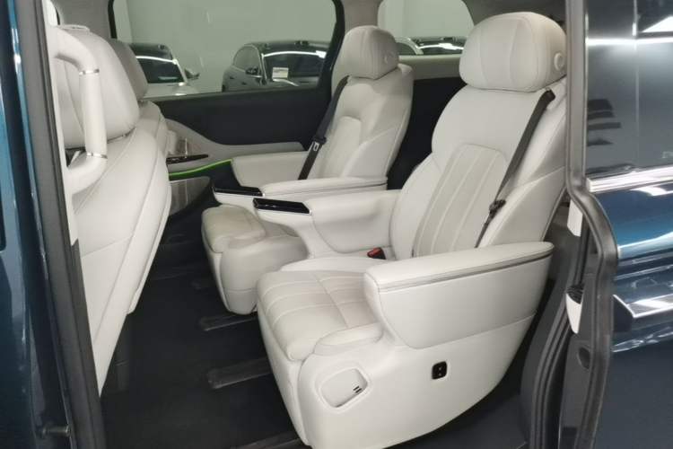 Used VOYAH Dream 2025 PHEV Four-Wheel Drive Prestige Qiankun Edition Left Rear Seat