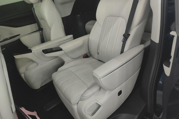 Used VOYAH Dream 2025 PHEV Four-Wheel Drive Excellence Qiankun Edition Left Rear Seat
