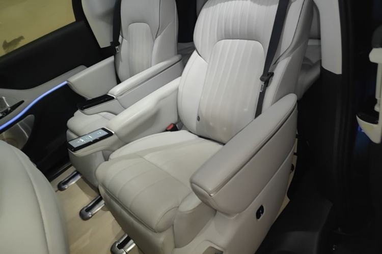 Used VOYAH Dream 2025 PHEV Four-Wheel-Drive Flagship Kunpeng Edition Left Rear Seat
