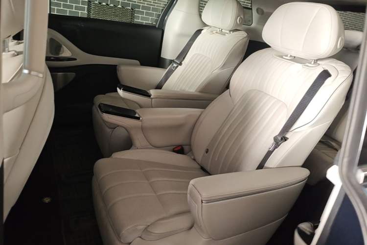 Used VOYAH Dream 2025 PHEV Four-Wheel-Drive Flagship Kunpeng Edition Left Rear Seat