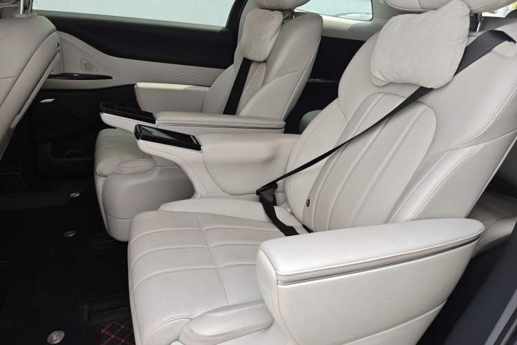 Used VOYAH Dream 2025 PHEV Four-Wheel Drive Excellence Kunpeng Edition Left Rear Seat