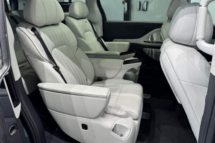 Used VOYAH Dream 2025 PHEV Four-Wheel-Drive Flagship Kunpeng Edition Left Rear Seat