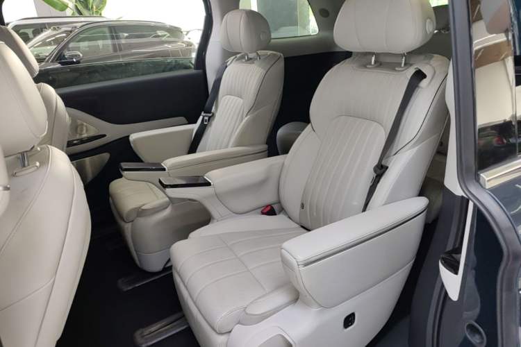 Used VOYAH Dream 2025 PHEV Four-Wheel-Drive Flagship Kunpeng Edition Left Rear Seat