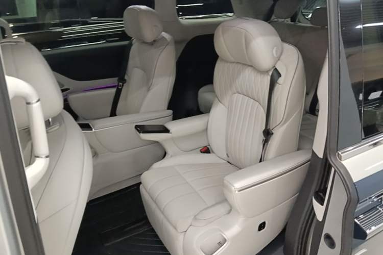 Used VOYAH Dream 2025 PHEV Four-Wheel-Drive Flagship Version – Qiankun Edition Left Rear Seat