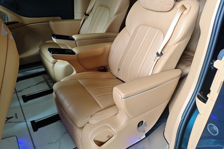 Used VOYAH Dream 2025 PHEV Four-Wheel Drive Prestige Kunpeng Edition Left Rear Seat
