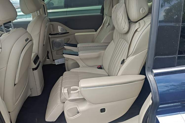 Used VOYAH Dream 2025 PHEV Four-Wheel-Drive Flagship Kunpeng Edition Left Rear Seat