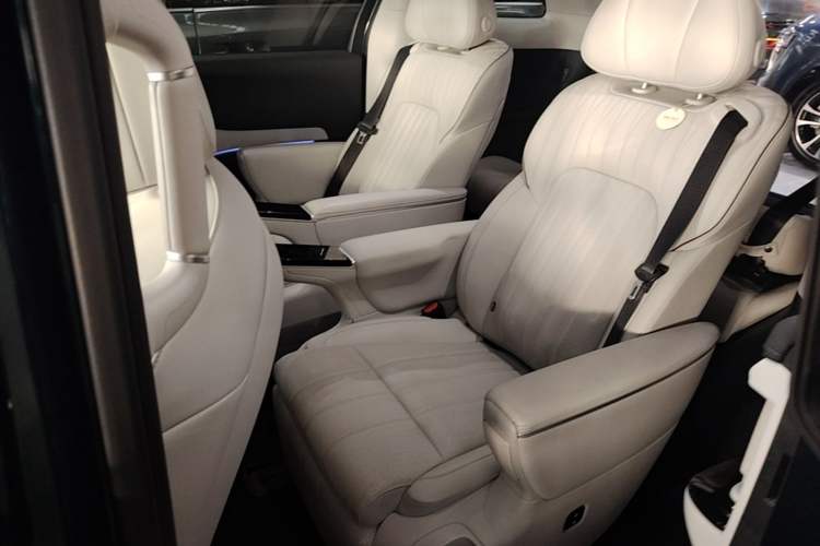 Used VOYAH Dream 2025 PHEV Four-Wheel-Drive Flagship Kunpeng Edition Left Rear Seat