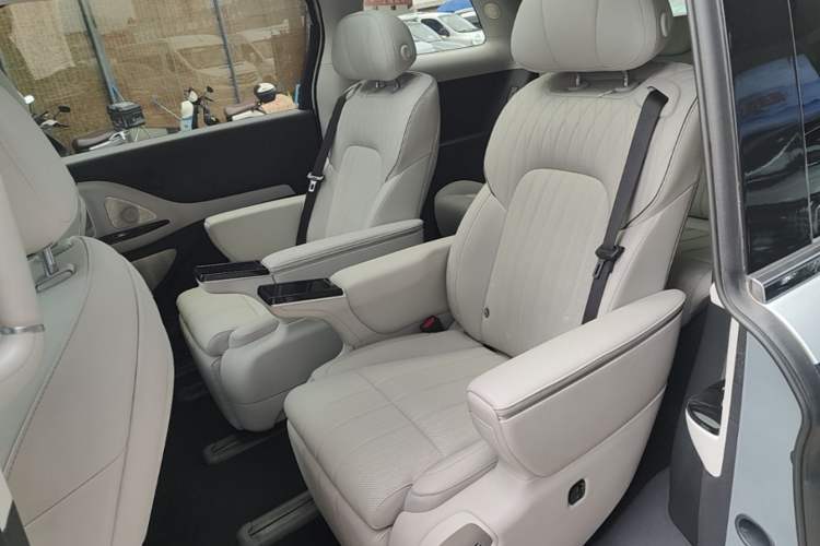 Used VOYAH Dream 2025 PHEV Four-Wheel-Drive Flagship Version – Qiankun Edition Left Rear Seat