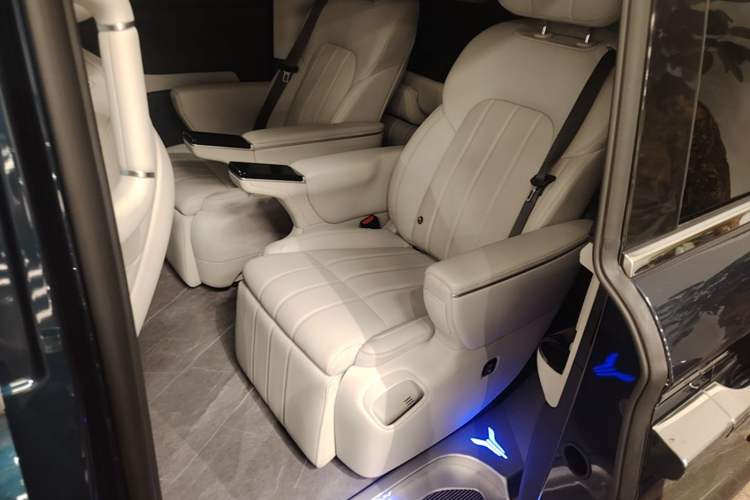 Used VOYAH Dream 2025 PHEV Four-Wheel Drive Prestige Kunpeng Edition Left Rear Seat
