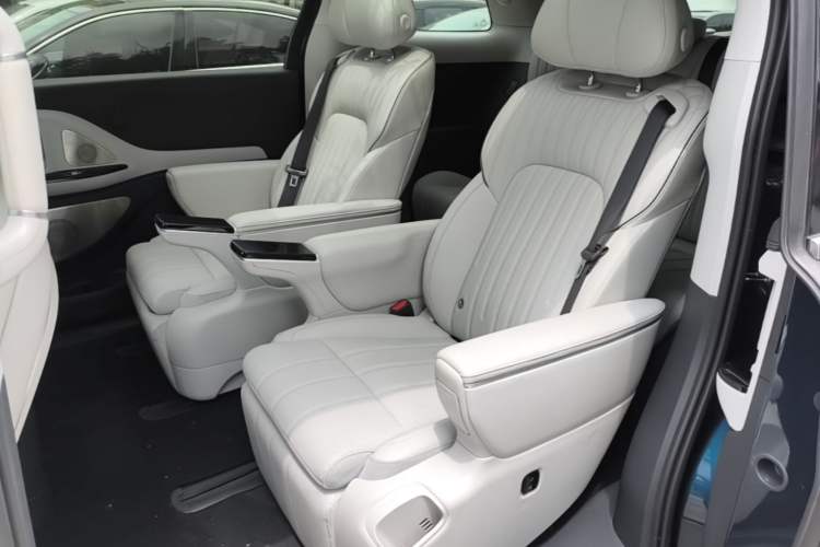Used VOYAH Dream 2025 PHEV Four-Wheel-Drive Flagship Kunpeng Edition Left Rear Seat