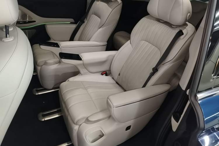 Used VOYAH Dream 2025 PHEV Four-Wheel-Drive Flagship Kunpeng Edition Left Rear Seat