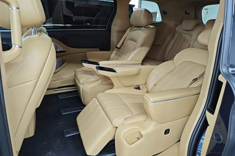 Used VOYAH Dream 2025 PHEV Four-Wheel Drive Prestige Qiankun Edition Left Rear Seat