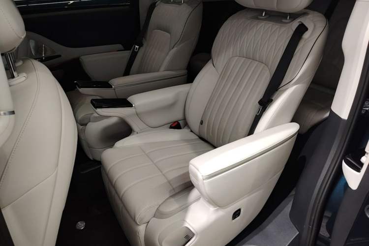 Used VOYAH Dream 2025 PHEV Four-Wheel-Drive Flagship Kunpeng Edition Left Rear Seat