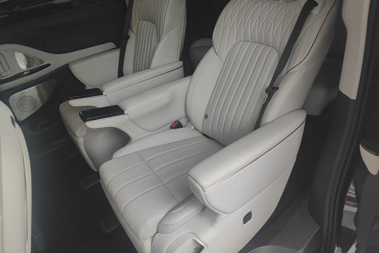 Used VOYAH Dream 2025 PHEV Four-Wheel-Drive Flagship Kunpeng Edition Left Rear Seat
