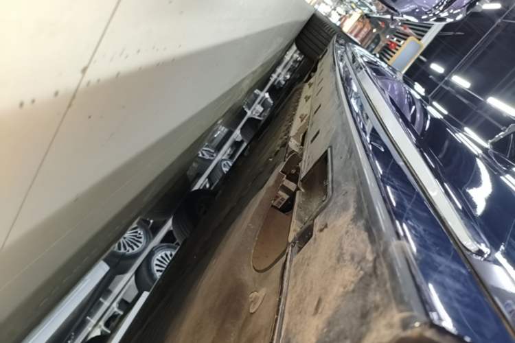 Used VOYAH Dream 2025 PHEV Four-Wheel Drive Excellence Kunpeng Edition Left Side Sill