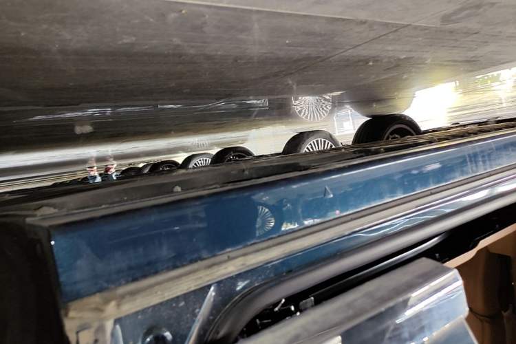 Used VOYAH Dream 2025 PHEV Four-Wheel-Drive Flagship Kunpeng Edition Left Side Sill