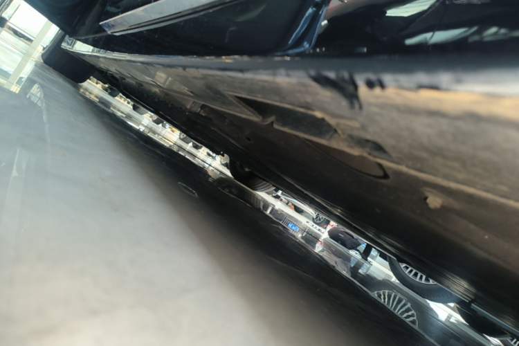 Used VOYAH Dream 2025 PHEV Four-Wheel-Drive Flagship Kunpeng Edition Left Side Sill