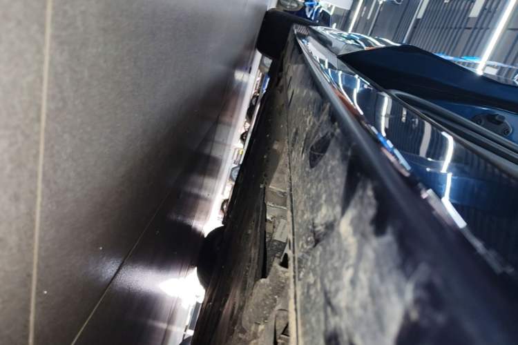 Used VOYAH Dream 2025 PHEV Four-Wheel-Drive Flagship Kunpeng Edition Left Side Sill