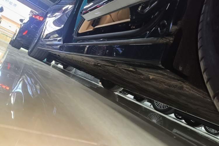 Used VOYAH Dream 2025 PHEV Four-Wheel-Drive Flagship Kunpeng Edition Left Side Sill