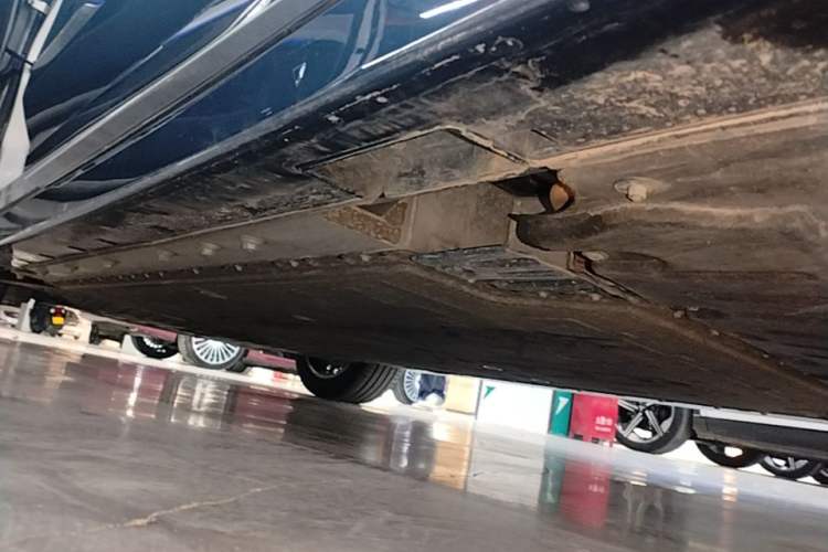 Used VOYAH Dream 2025 EV Four-Wheel Drive Flagship Kunpeng Edition Left Side Sill
