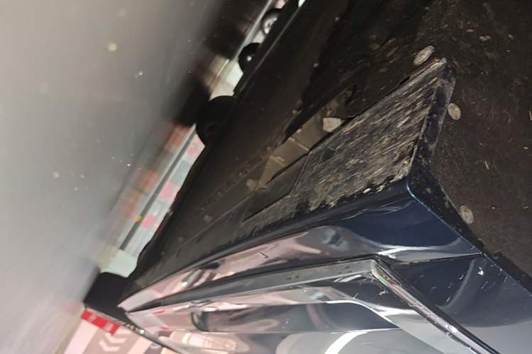 Used VOYAH Dream 2025 PHEV Four-Wheel-Drive Flagship Kunpeng Edition Left Side Sill