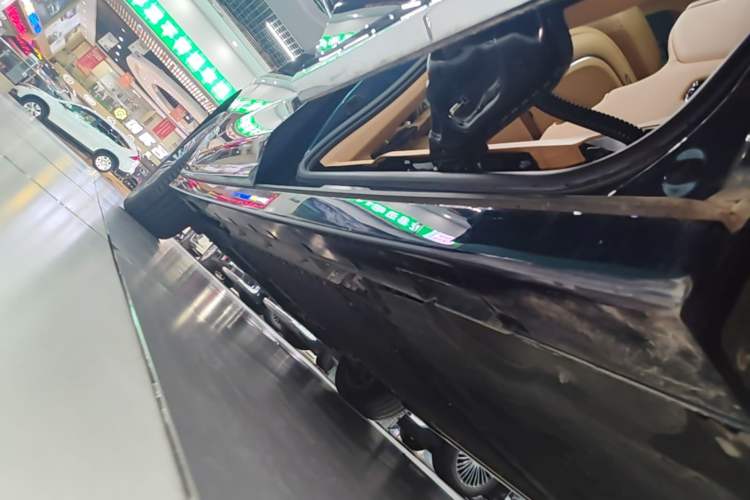 Used VOYAH Dream 2025 PHEV Four-Wheel-Drive Flagship Kunpeng Edition Left Side Sill