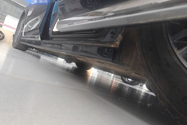 Used VOYAH Dream 2025 PHEV Four-Wheel-Drive Flagship Kunpeng Edition Left Side Sill