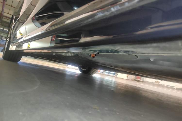 Used VOYAH Dream 2025 PHEV Four-Wheel-Drive Flagship Kunpeng Edition Left Side Sill