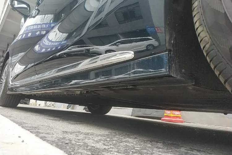 Used VOYAH Dream 2025 PHEV Four-Wheel Drive Prestige Kunpeng Edition Left Side Sill
