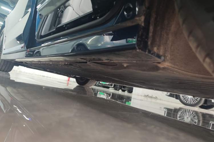 Used VOYAH Dream 2025 PHEV Four-Wheel-Drive Flagship Kunpeng Edition Left Side Sill