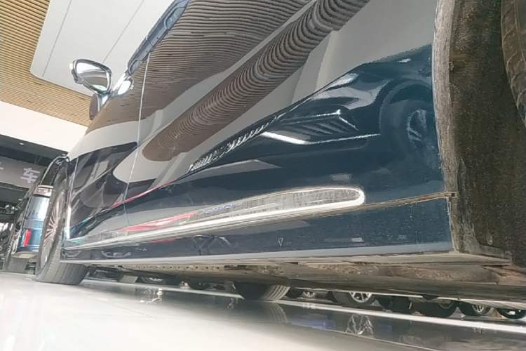 Used VOYAH Dream 2025 PHEV Four-Wheel-Drive Flagship Kunpeng Edition Left Side Sill