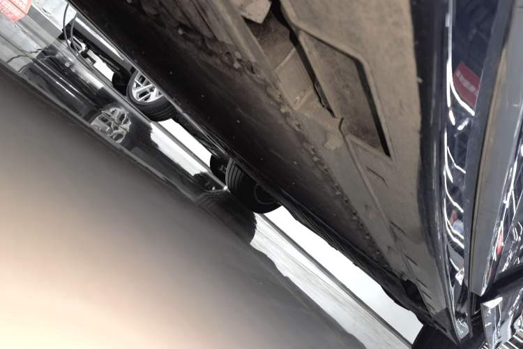 Used VOYAH Dream 2025 PHEV Four-Wheel Drive Prestige Kunpeng Edition Left Side Sill