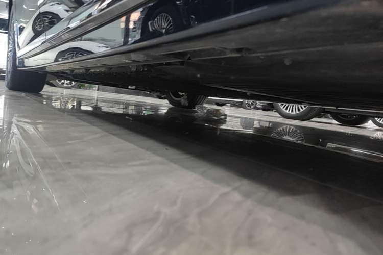Used VOYAH Dream 2025 PHEV Four-Wheel-Drive Flagship Kunpeng Edition Left Side Sill