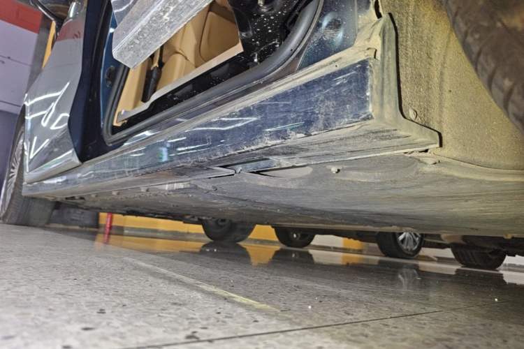 Used VOYAH Dream 2025 PHEV Four-Wheel Drive Prestige Kunpeng Edition Left Side Sill