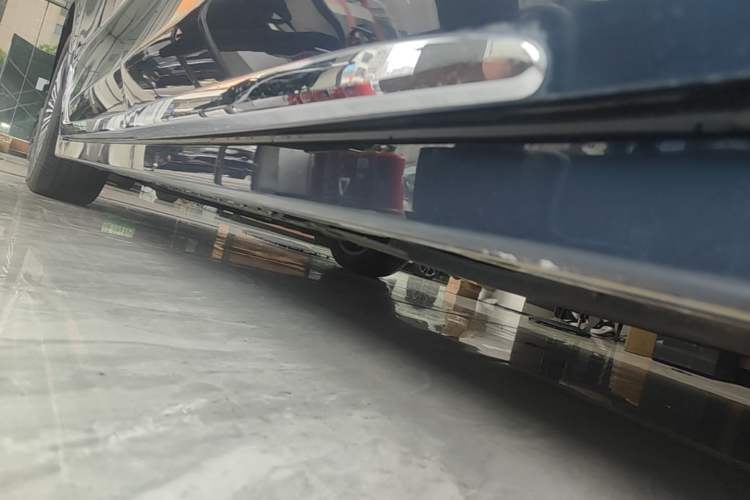Used VOYAH Dream 2025 PHEV Four-Wheel-Drive Flagship Kunpeng Edition Left Side Sill