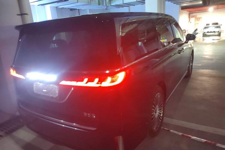 Used VOYAH Dream 2025 PHEV Four-Wheel-Drive Flagship Kunpeng Edition Rear Right 45 Deg