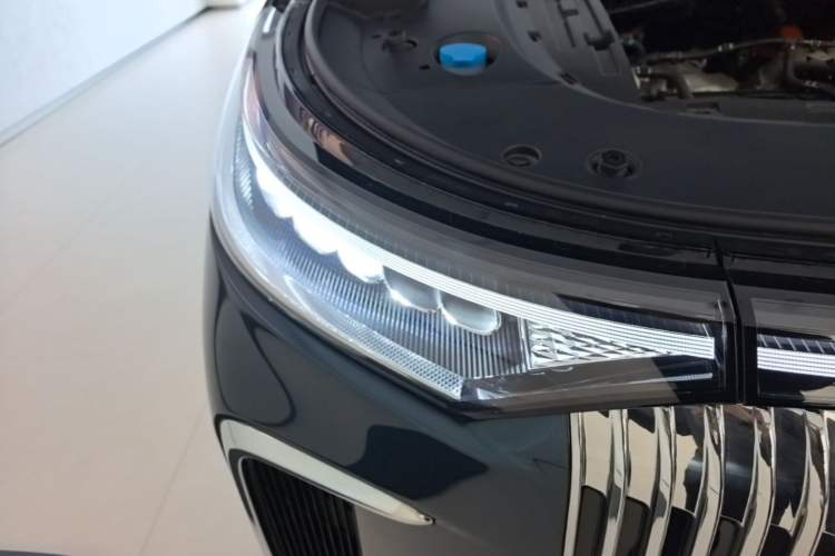 Used VOYAH Dream 2025 PHEV Four-Wheel-Drive Flagship Kunpeng Edition Right Front Headlight