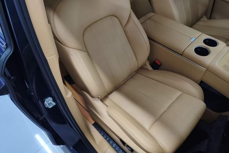 Used VOYAH Dream 2025 PHEV Four-Wheel Drive Excellence Kunpeng Edition Right Front Seat