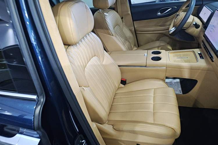 Used VOYAH Dream 2025 PHEV Four-Wheel-Drive Flagship Kunpeng Edition Right Front Seat
