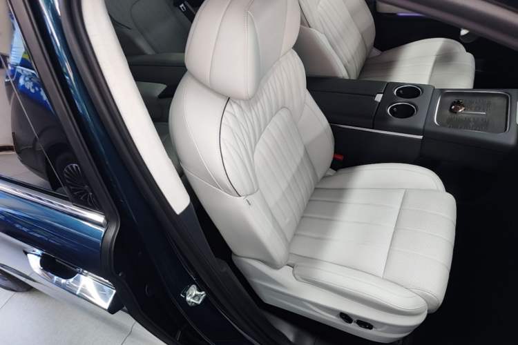 Used VOYAH Dream 2025 PHEV Four-Wheel-Drive Flagship Kunpeng Edition Right Front Seat