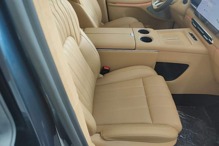 Used VOYAH Dream 2025 PHEV Four-Wheel-Drive Flagship Kunpeng Edition Right Front Seat