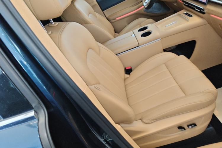 Used VOYAH Dream 2025 PHEV Four-Wheel Drive Prestige Qiankun Edition Right Front Seat